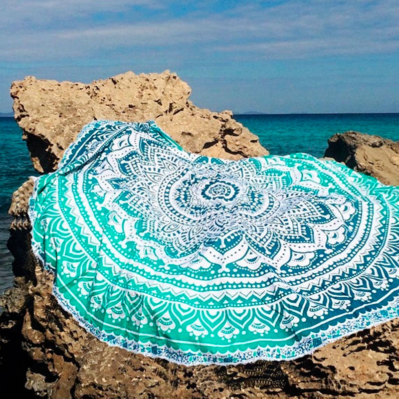 Smukt rundt håndklæde / strandtæppe i farverigt mandala / boheme design.  - Design nr. k32