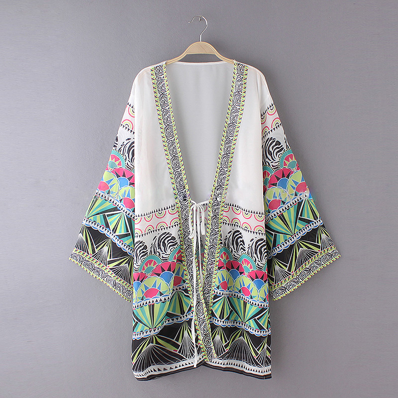 Kimono i hvid med klare kraftige farve mønster